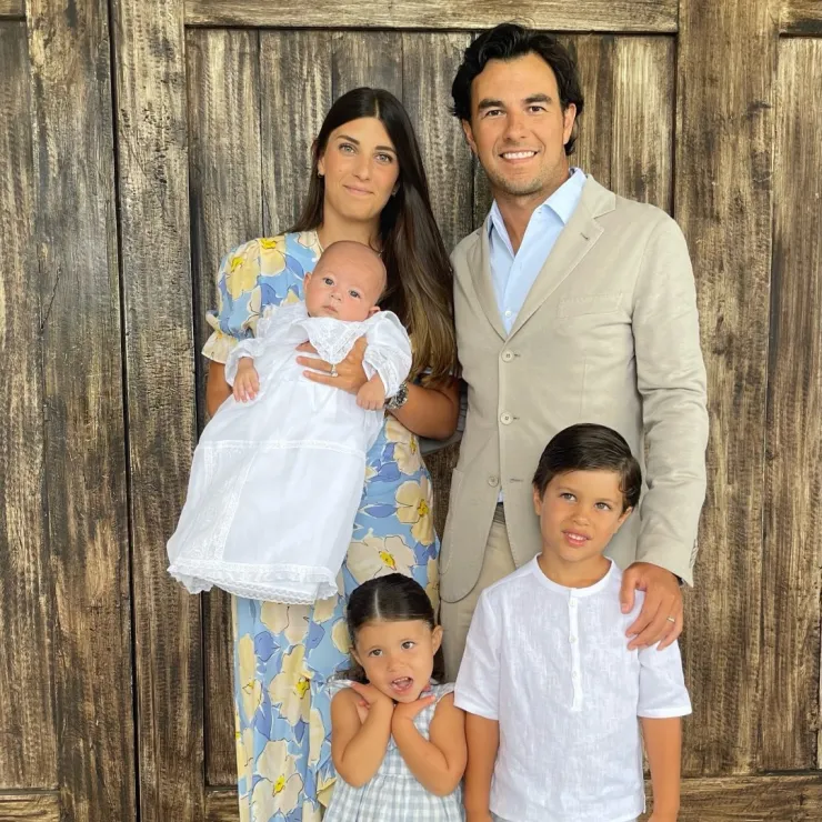 Carola Martínez, Checo Pérez y sus tres hijos, Sergio, Carlota y Emilio
