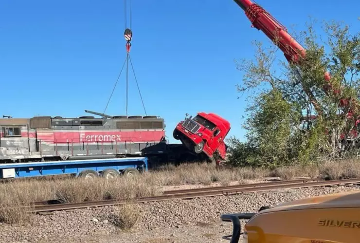 Tráiler embestido por tren en Ahome