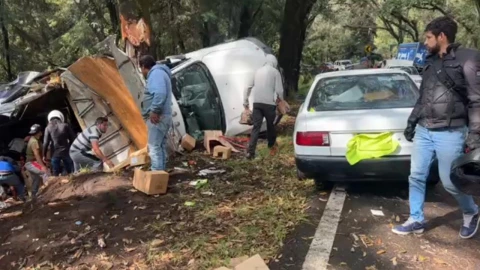 Camión transportaba víveres para Acapulco vuelca en la carretera federal México-Cuernavaca.