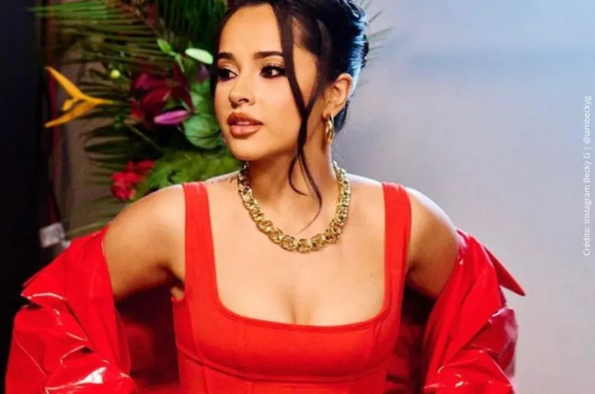 Becky G con vestido rojo pasión..jpg