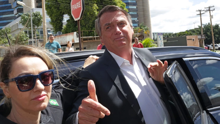 El expresidente brasileño Jair Bolsonaro saluda a la prensa.