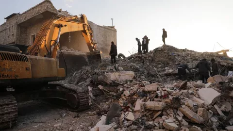 Niña es la unica sobreviviente de su familia tras sismo en Siria