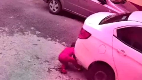 VIDEO - Conductor distraído atropella a menor que recogía un juguete