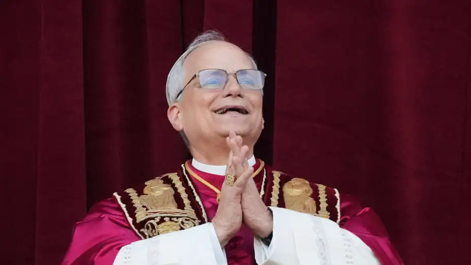 El recién electo papa León XIV en el balcón de la Basílica de San Pedro.