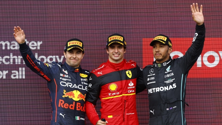 Checo P&eacute;rez con Carlos Sainz y Lewis Hamilton en el GP de Gran Breta&ntilde;a