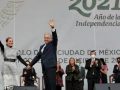 AMLO salió al Zócalo de la mano de su esposa Beatriz Gutiérrez Müller