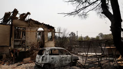 M&aacute;s de 500 bomberos combaten incendios en Atenas, Grecia.