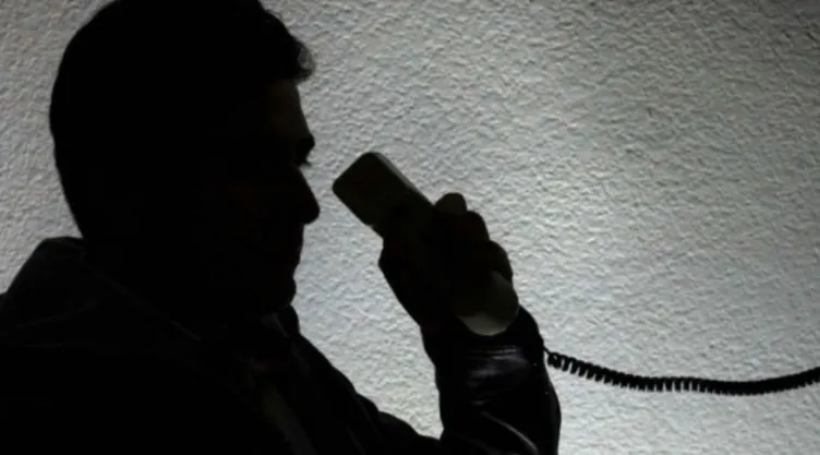 Hombre extorsionando llamada telefónica