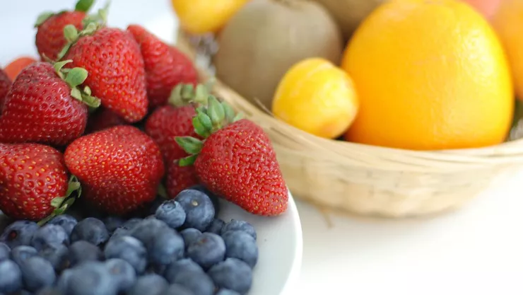 Este es el fruto rojo que tiene más vitamina C que una naranja