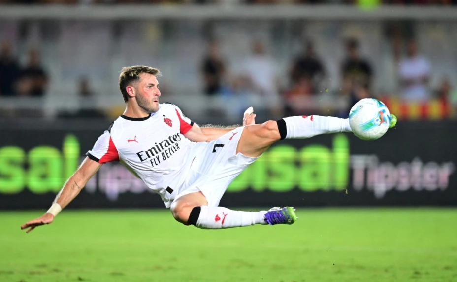 Santiago Gimenez con el Milan