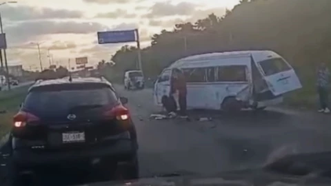¡Al momento! Van de transporte sufre fuerte accidente en carretera Cancún- Playa del Carmen