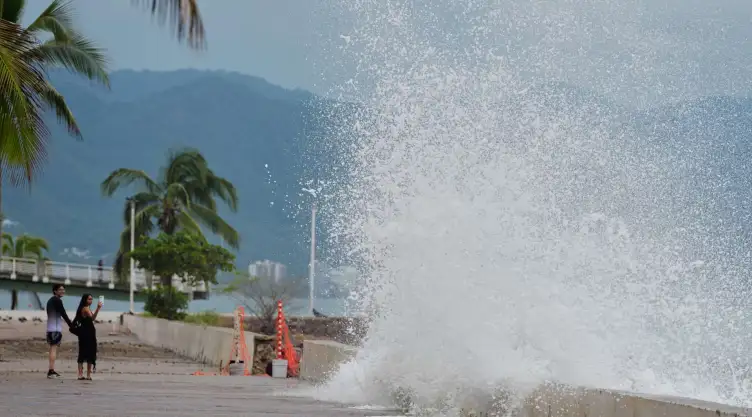 Turistas en el paseo marítimo de Puerto Vallarta.