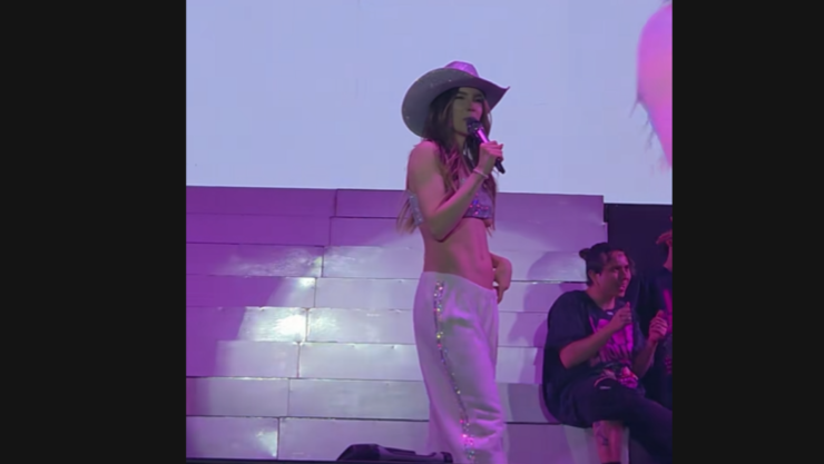 _Belinda enseña de más tras problemas con su vestuario en concierto de Querétaro.png