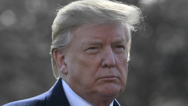 En esta fotografía de 28 de marzo de 2019, el presidente Donald Trump conversa con reporteros antes de abordar el helicóptero Marine One en el Jardín Sur de la Casa Blanca en Washington para dirigirse a la Base Andrews de la Fuerza Aérea en Maryl