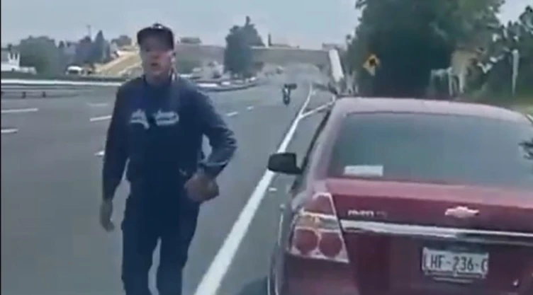 VIDEO_-Se-hacen-pasar-por-ministeriales-e-intentan-bajar-a-conductor-en-la-México-Pachuca.webp