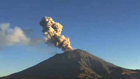 Captan IMPRESIONANTE EXPLOSIÓN del volcán Popocatépetl hoy martes