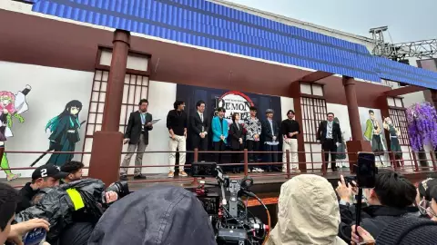 Yuma Takahashi, productor de Demon Slayer, en la alfombra roja de “Rumbo al entrenamiento de los Pilares” en México