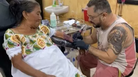Abuelita de Tekax se hace su PRIMER tatuaje (VIDEO)