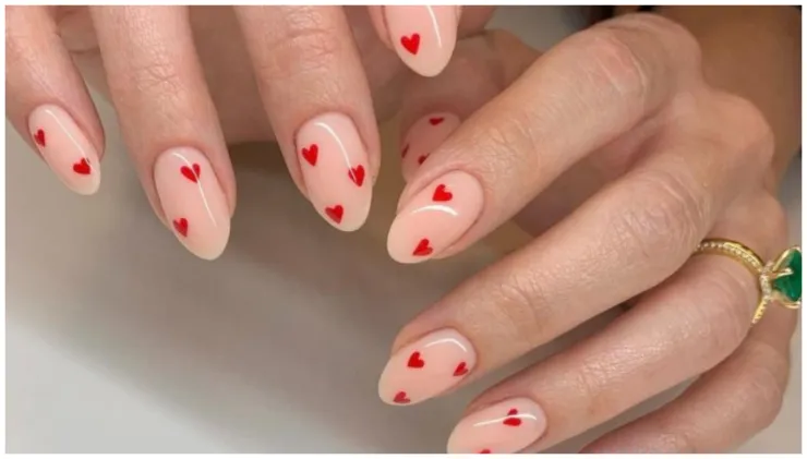 uñas nude corazones