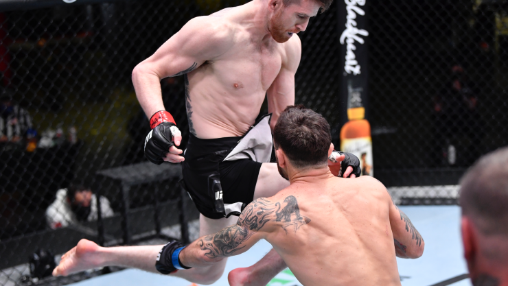 Nocaut de miedo sobre Frankie Edgar en el UFC