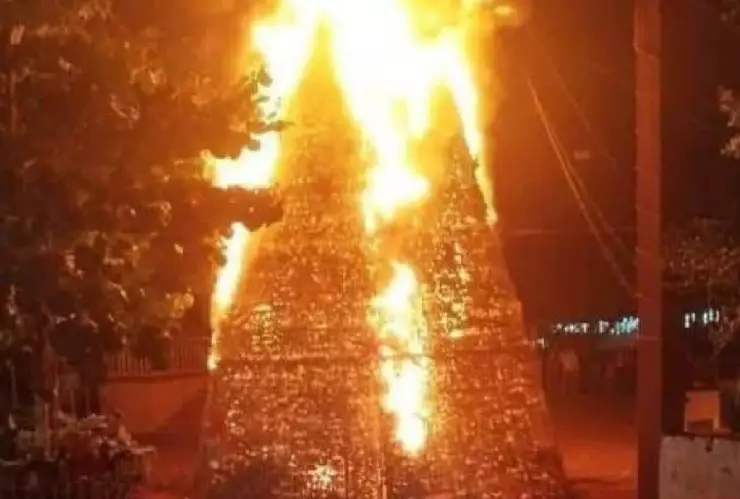 Accidente con pirotecnia consume árbol navideño en Chichihualco