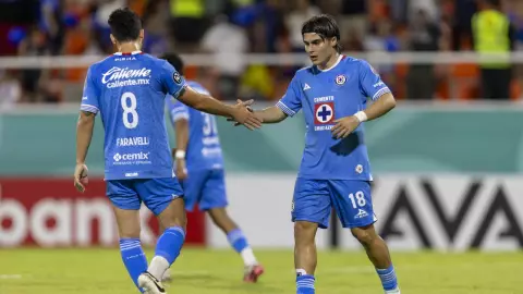 Luka Romero dándole la mano a Faravelli en el partido Real Hope vs Cruz Azul en la primera ronda de la Liga de Naciones CONCACAF 2025.