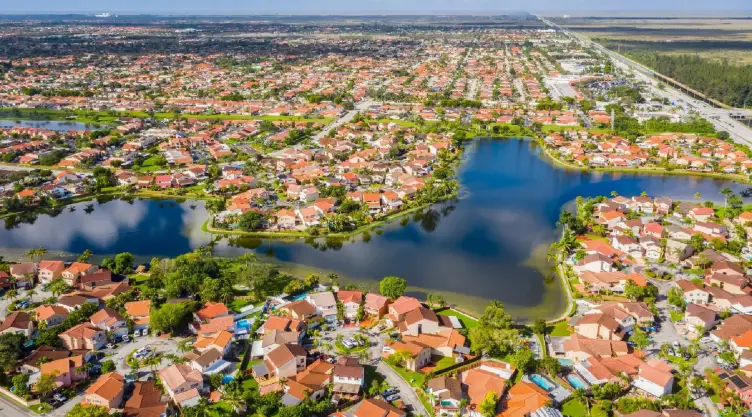 una pintoresca imagen de casas en Florida