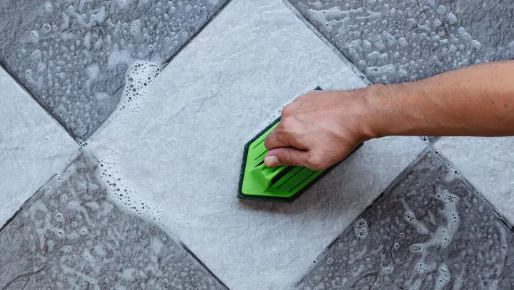 Esta es la solución limpiadora que elimina las manchas negras de los azulejos