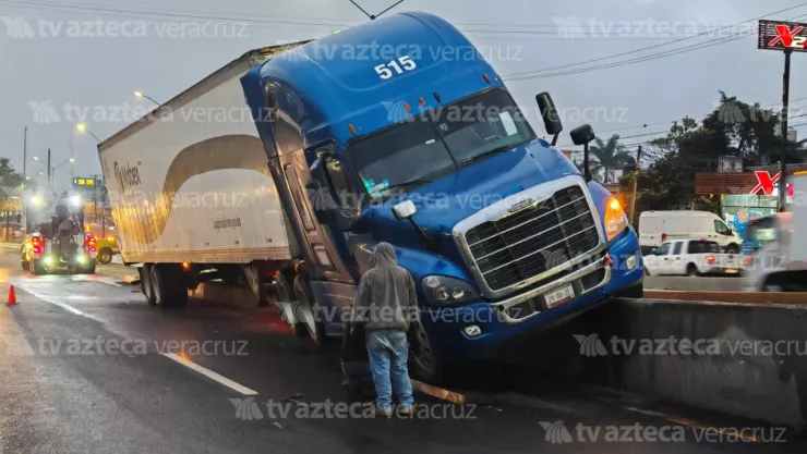 Tráiler quedó atorado en el acceso al puente de Las Trancas en Xalapa