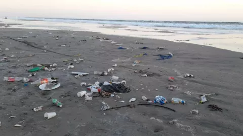 Playa El Tambor contaminada