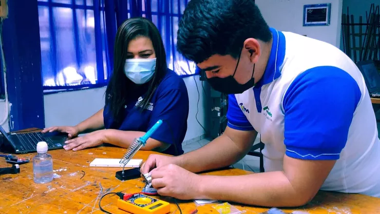 Los estudiantes del Conalep de Tamaulipas diseñaron un prototipo de ventilador mecánico para pacientes con paro cardiorrespiratorio o pulmonar para un concurso de Samsung
