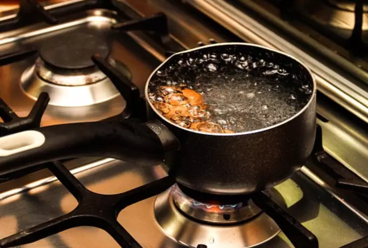 Suegra quema a su yerno con agua hirviendo