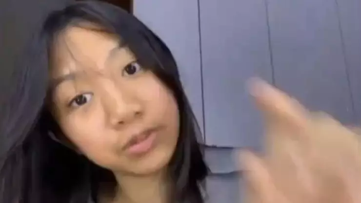 VIDEO_ Demonio se manifiesta detrás de una niña que jugaba en la noche