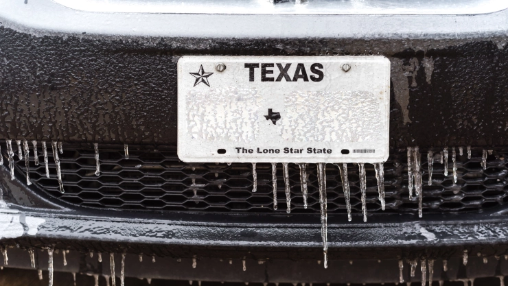 Coche congelado con matrícula de Texas