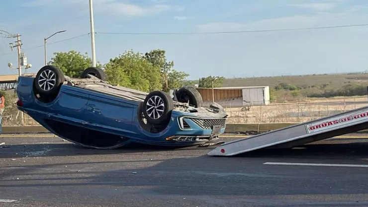 Vehículo volcado en Culiacán.jpg