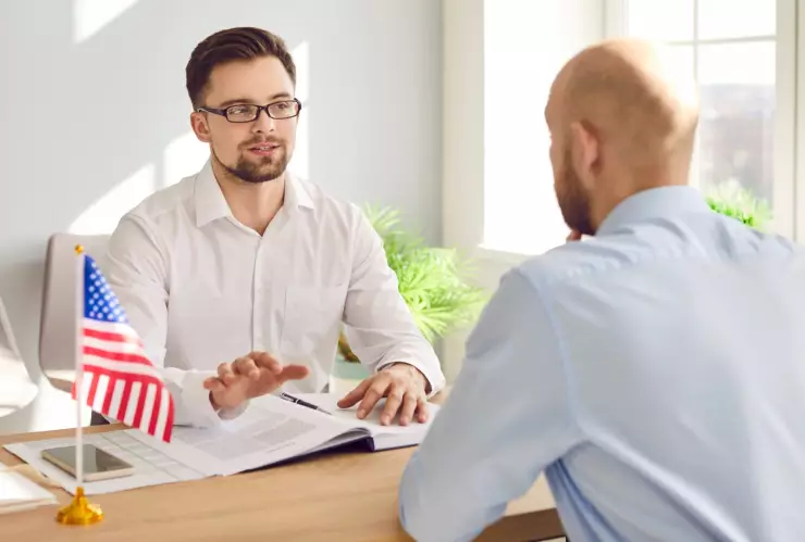 Un solicitante de trámite en una entrevista con funcionario del USCIS.