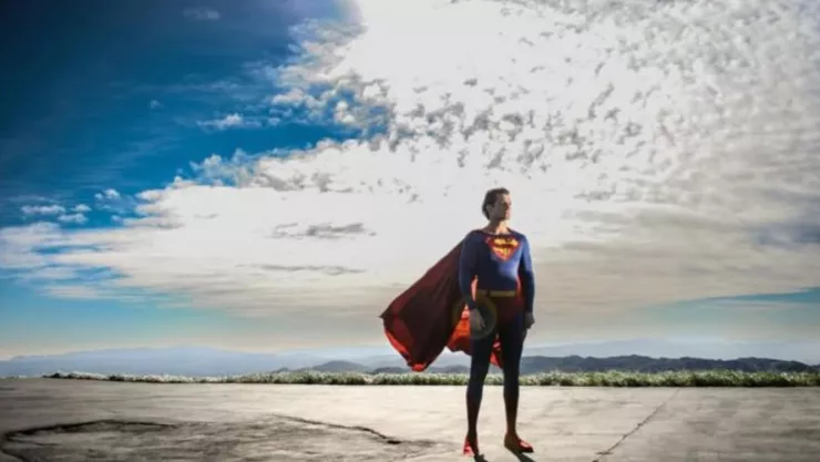 Henry Cavill con el traje clásico de Superman 