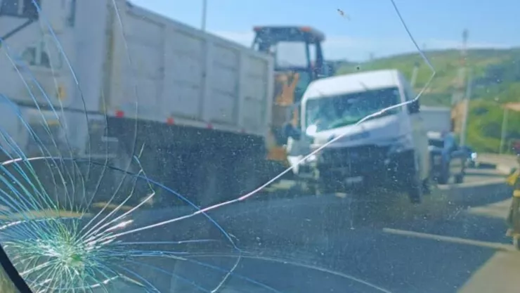 Accidente en Nodo Morelos deja taxi encaramado tras choque con camión