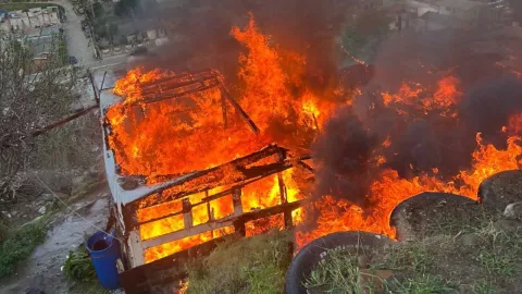 Incendio en vivienda de madera ubicada sobre una ladera en Los Laureles, Tijuana