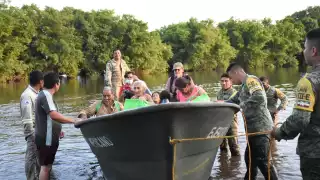 También otorgaron 2 mil 977 consultas médicas, colocaron 87 mil 508 sacos terreros para la contención de los niveles pluviales y se trasladaron vía aérea 810 apoyos para la canasta básica de las familias (aceite vegetal, harina de maíz, pasta para sopa, azúcar, huevo, frijoles enlatados y atún, entre otros).