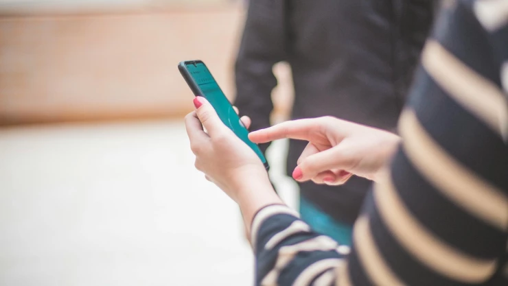 Mujer interactuando con su dispositivo móvil 
