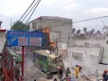 Camión de pasajeros es dañado por una barda que colapsó en CDMX.