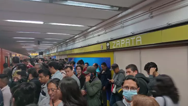 Una persona saltó a las vías de la Línea 3 del Metro CDMX hoy 19 de septiembre de 2023.