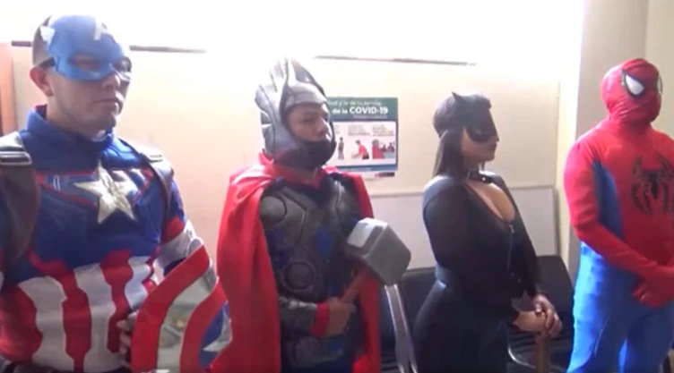 Policías superheroes capturan a familia de narcomenudistas