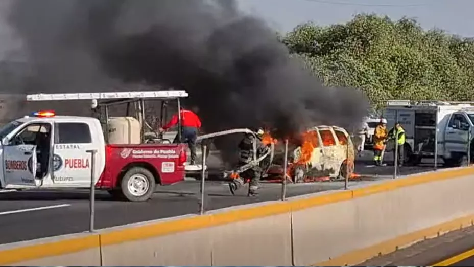 VIDEO: Captan incendio de camioneta en medio de la autopista México-Puebla hoy: Caos y cierre total en Texmelucan
