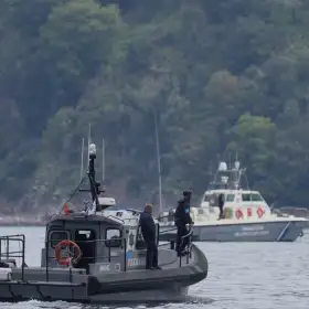 Guardia Costera griega busca sobrevivientes de un naufragio.