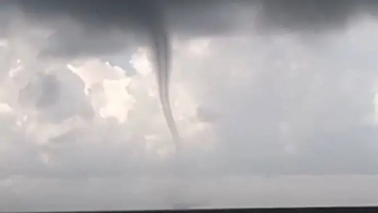Captan IMPRESIONANTE tromba marina en costas yucatecas: VIDEO