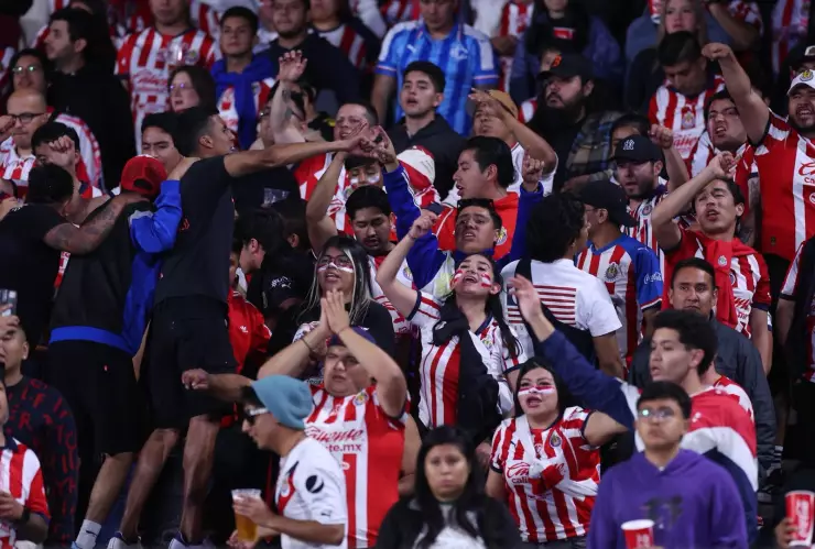 Afición de Chivas se enfurece tras el penal de Chicharito