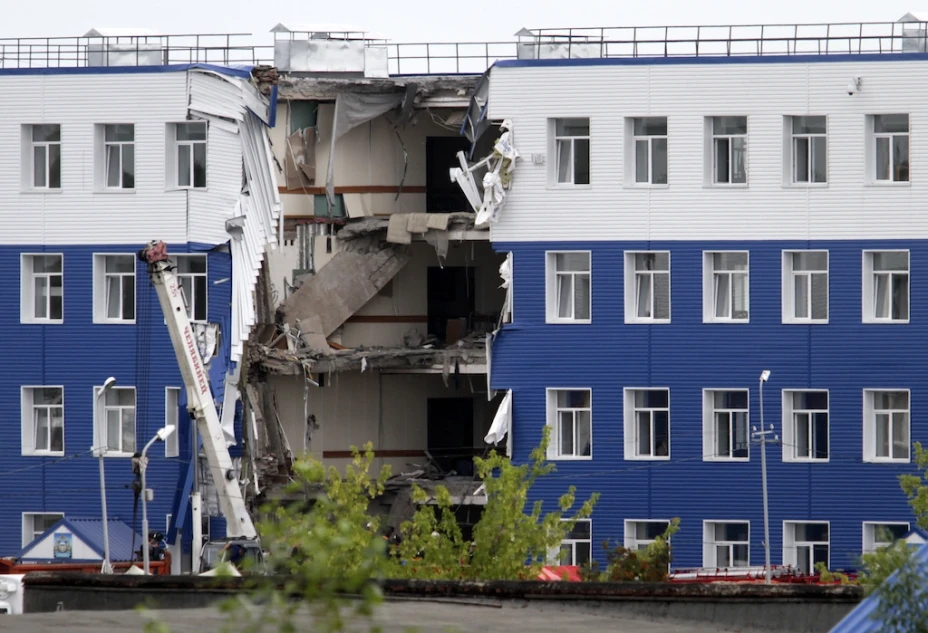 Desplome en cuartel militar en Siberia deja 23 muertos y 19 heridos