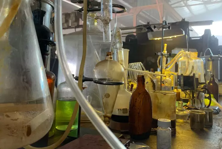 Operativo logra confiscar miles de litros de metanfetamina en Sinaloa